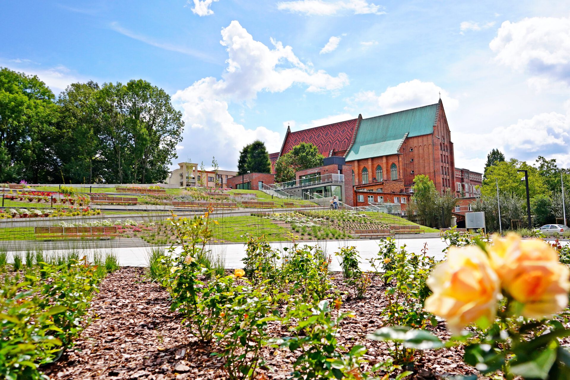 Zdjęcie przedstawia strefę wypoczynku Zielone Tarasy oraz Kompleks Salezjański w Oświęcimiu. 